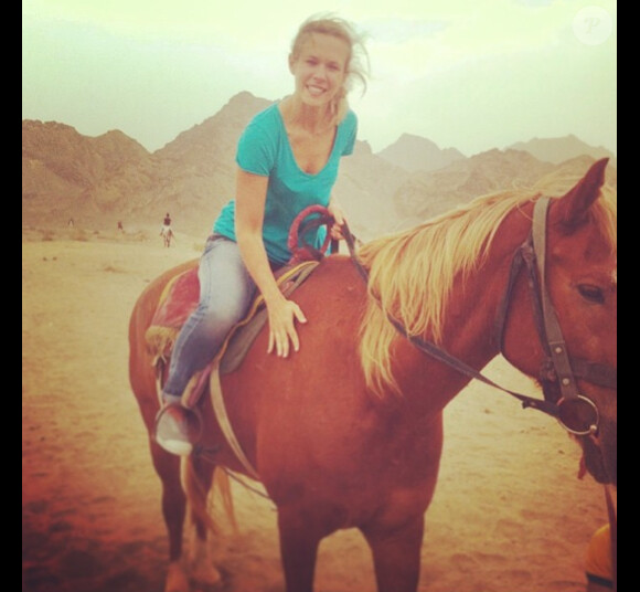 La chanteuse Lorie s'est rendue en Chine et plus précisément dans le désert de Gobi. Juin 2014.