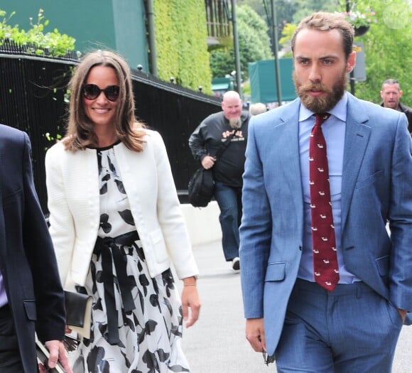 Pippa Middleton et son frère James dans les allées du All England Lawn Tennis and Croquet Club de Wimbledon à Londres, le 26 juin 2014