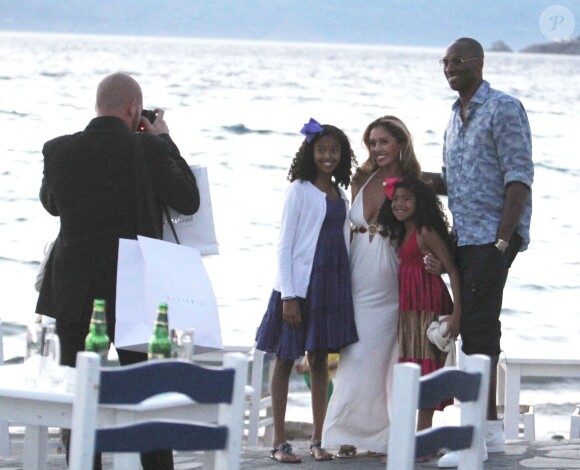 Kobe Bryant, sa femme Vanessa et ses filles Natalia Diamante et Gianna Maria-Onore prennent la pose à Mykonos en Grèce, le 24 juin 2014