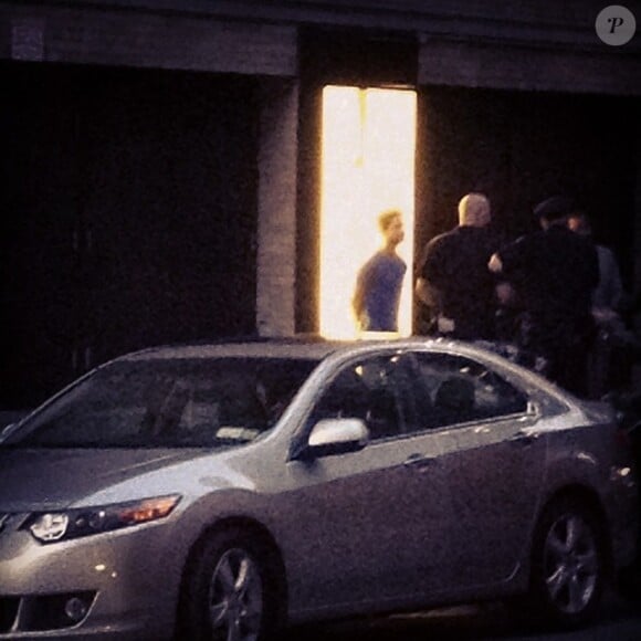 Un utilisateur d'Instagram a posté cette photo de Shia LaBeouf menotté devant des policiers à l'arrière du Studio 54, New York, le 26 juin 2014.