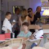 La Brindille Kate Moss quitte la plage, où elle a croisé son amie Naomi Campbell, avant d'aller dîner avec son mari Jamie Hince pour fêter leur 3ème anniversaire de mariage à Ibiza, le 29 juin 2014.