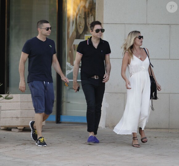 La Brindille Kate Moss quitte la plage, où elle a croisé son amie Naomi Campbell, avant d'aller dîner avec son mari Jamie Hince pour fêter leur 3ème anniversaire de mariage à Ibiza, le 29 juin 2014.