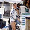Kate Moss quitte la plage, où elle a croisé son amie Naomi Campbell, avant d'aller dîner avec son mari Jamie Hince pour fêter leur 3ème anniversaire de mariage à Ibiza, le 29 juin 2014.