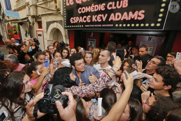 Exclusif - Kev Adams inaugure le 1er Comédie Club qui porte son nom, "Quai du Rire Comédie Club Espace Kev Adams" sous le soleil de Marseille le 30 mai 2014.