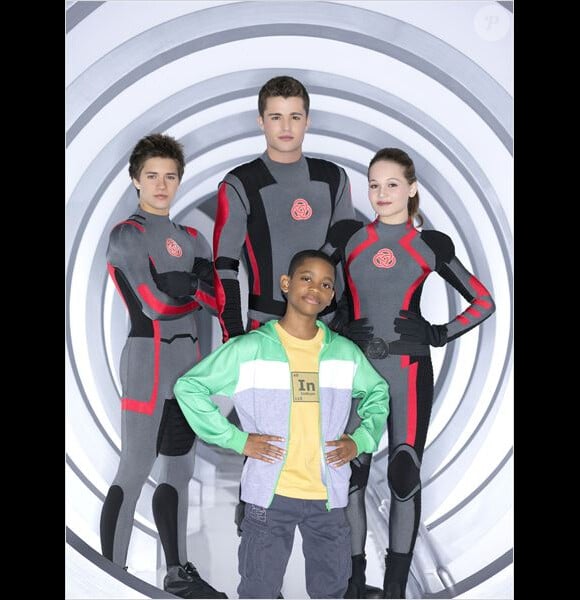 Billy Unger, Kelli Berglund, Spencer Boldman et Tyrel Jackson Williams sur une affiche promo de la série Les Bio-Teens.