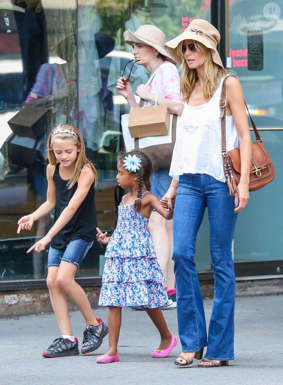 La belle allemande Heidi Klum se promène avec ses enfants Leni, Henry et Lou à New York, le 29 juin 2014. La famille s'est rendue au Musée d'Histoire Naturelle avant d'aller déjeuner au restaurant "Isabella".