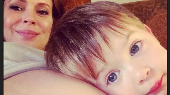 Alyssa Milano, enceinte : Joli cliché de son baby bump avec son grand Milo