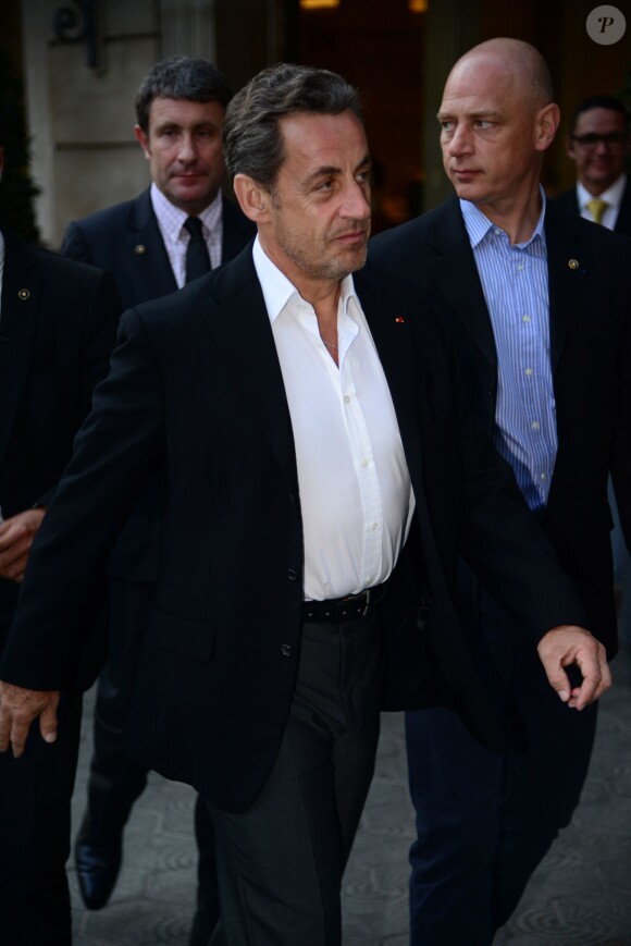 Nicolas Sarkozy quittant son hôtel à Barcelone, le 19 juin 2014.