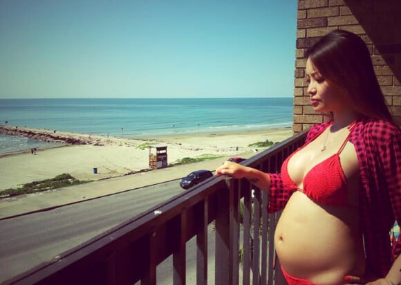 La sulfureuse Tila Tequila, enceinte, prend la pose en bikini, en juin 2014.