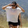 Lea Michele fait de la randonnée avec une amie sur les collines d'Hollywood avant d'aller boire un smoothie au Earth Bar, le 2 juillet 2014.