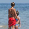 La belle Jessica Alba sur une plage à Santa Barbara en compagnie de sa fille Honor Le 04 Juillet 2014