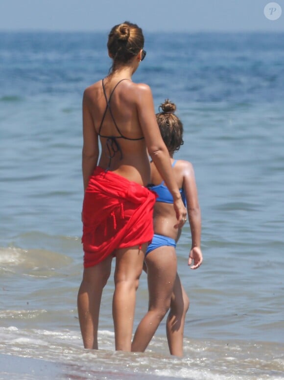 La belle Jessica Alba sur une plage à Santa Barbara en compagnie de sa fille Honor Le 04 Juillet 2014