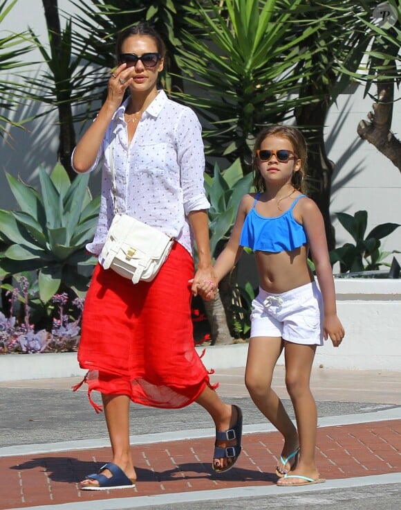 Exclusif - Jessica Alba se promène avec sa fille Honor à Santa Barbara après un bain de soleil. Le 4 juillet 2014