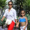 Exclusif - La comédienne de 33 ans Jessica Alba se promène avec sa fille Honor à Santa Barbara après un bain de soleil. Le 4 juillet 2014