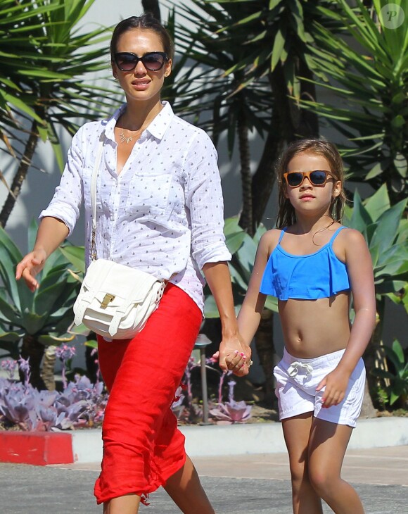 Exclusif - La comédienne de 33 ans Jessica Alba se promène avec sa fille Honor à Santa Barbara après un bain de soleil. Le 4 juillet 2014