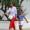 Exclusif - Jessica Alba se promène avec sa fille Honor à Santa Barbara après un bain de soleil. Le 4 juillet 2014