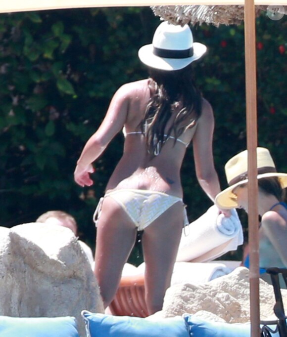 Exclusif - Lea Michele, en bikini, se détend au bord de la piscine à Cabo San Lucas, le 24 juin 2014.