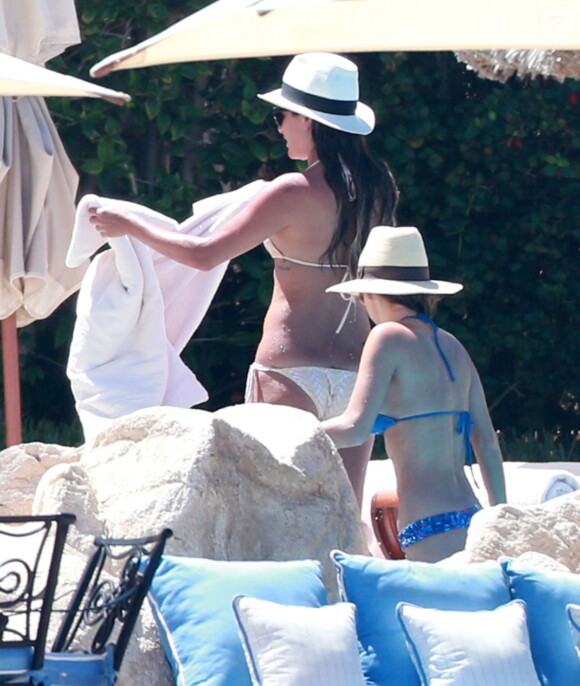 Exclusif - Lea Michele, en bikini, se détend au bord de la piscine à Cabo San Lucas, le 24 juin 2014.