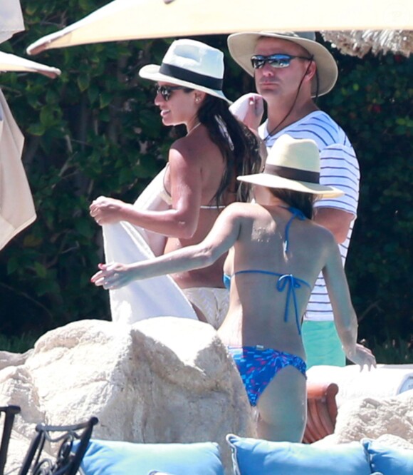 Exclusif - Lea Michele, en bikini, se détend au bord de la piscine à Cabo San Lucas, le 24 juin 2014.