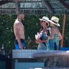 Exclusif - Lea Michele, en bikini, se détend au bord de la piscine à Cabo San Lucas, le 24 juin 2014. Elle parle avec un bel inconnu...