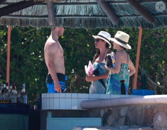 Exclusif - Lea Michele, en bikini, se détend au bord de la piscine à Cabo San Lucas, le 24 juin 2014. Elle parle avec un bel inconnu...