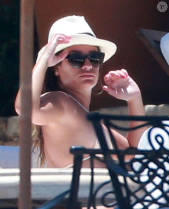 Exclusif - Lea Michele, en bikini, se détend au bord de la piscine à Cabo San Lucas, le 24 juin 2014.