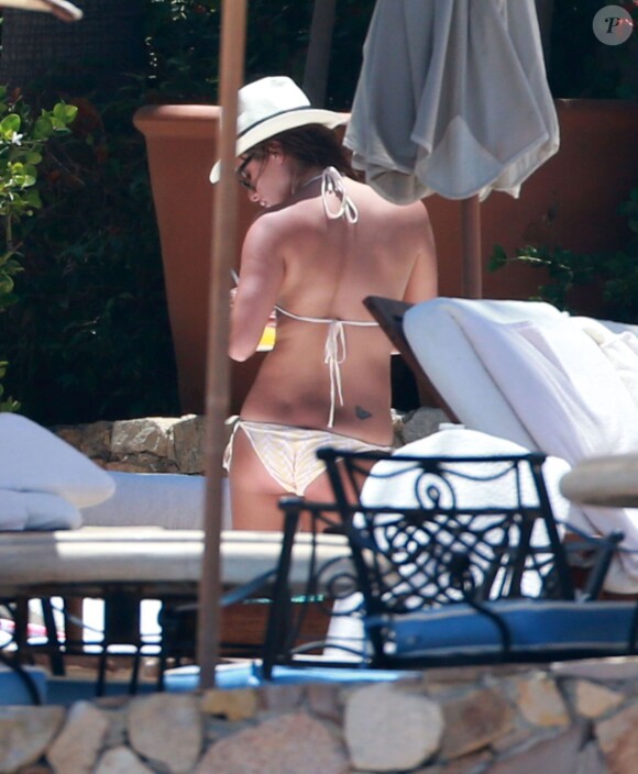 Exclusif - Lea Michele, en bikini, se détend au bord de la piscine à Cabo San Lucas, le 24 juin 2014.