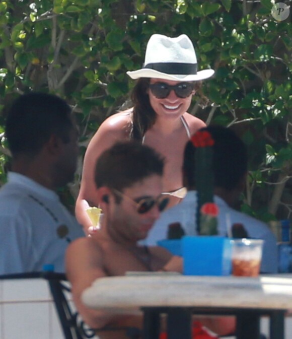 Exclusif - Lea Michele, en bikini, se détend au bord de la piscine à Cabo San Lucas, le 24 juin 2014.