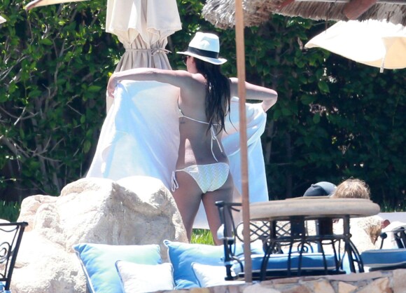 Exclusif - Lea Michele, en bikini, se détend au bord de la piscine à Cabo San Lucas, le 24 juin 2014.
