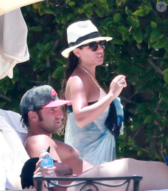 Exclusif - Lea Michele, en bikini, se détend au bord de la piscine à Cabo San Lucas, le 24 juin 2014.