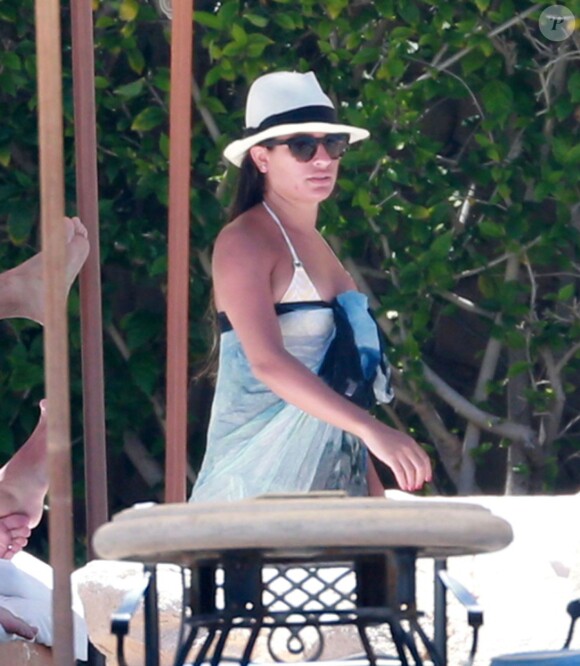 Exclusif - Lea Michele, en bikini, se détend au bord de la piscine à Cabo San Lucas, le 24 juin 2014.