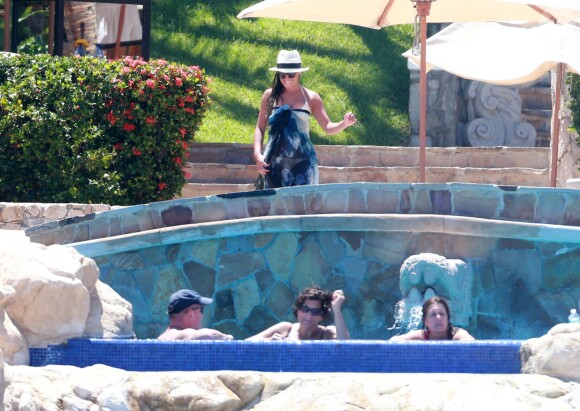 Exclusif - Lea Michele, en bikini, se détend au bord de la piscine à Cabo San Lucas, le 24 juin 2014.