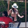 Exclusif - Lea Michele, en bikini, se détend au bord de la piscine à Cabo San Lucas, le 24 juin 2014.