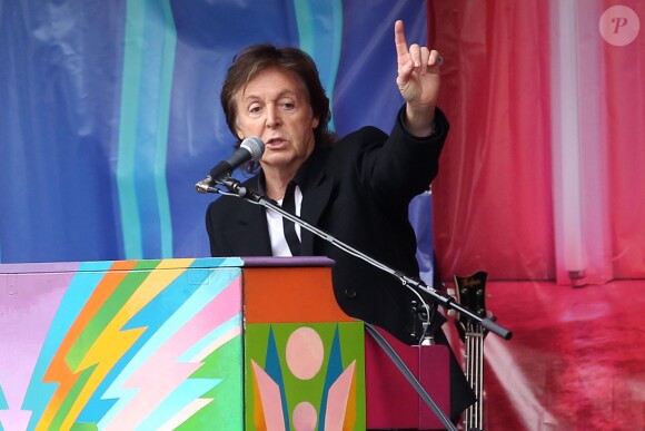 Paul McCartney a donne un mini concert gratuit a Covent Garden, a l'occasion de la sortie de son nouvel album. Londres, le 18 octobre 2013  October 18, 2013 : Sir Paul McCartney is pictured performing at a short free gig in Covent Garden. The Beatles singer played songs from his new album. One of Britain's most famous faces proved he's still got it, wowing the crowd with his performance.18/10/2013 - Londres