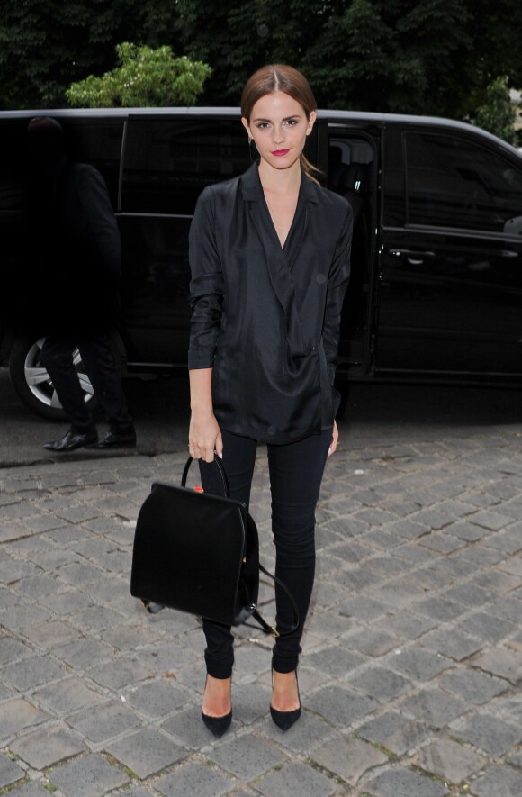 Emma Watson arrive au Grand Palais pour assister au défilé haute couture Giambattista Valli. Paris, le 7 juillet 2014.