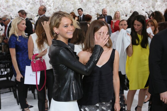 Jennifer Lawrence et Emma Watson lors du défilé Christian Dior au musée Rodin. Paris, le 7 juillet 2014.