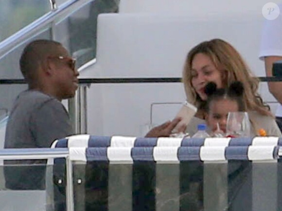 Exclusif - Beyoncé passe une journée en famille avec Jay Z et leur fille Blue Ivy sur un magnifique yacht à Miami, le 27 juin 2014.