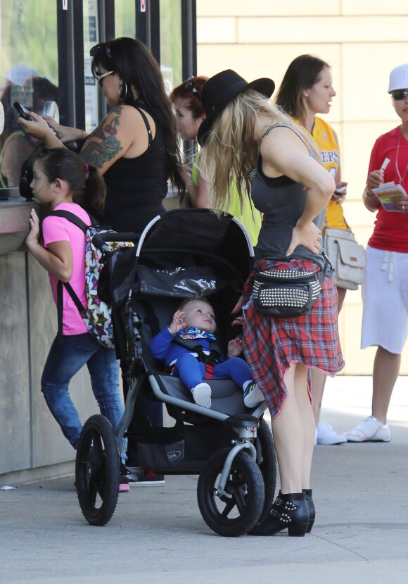 Fergie dans les rues de Los Angeles avec son fils Axl, le 27 juin 2014.