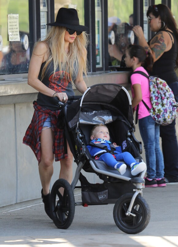 Fergie promène son fils Axl dans les rues de Los Angeles, le 27 juin 2014.