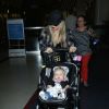 Fergie et son mari Josh Duhamel et leur fils arrivent à l'aéroport à Los Angeles, le 5 juillet 2014.