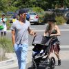 Fergie et Josh Duhamel emmènent leur fils Axl au zoo à Los Angeles, le 27 juin 2014.