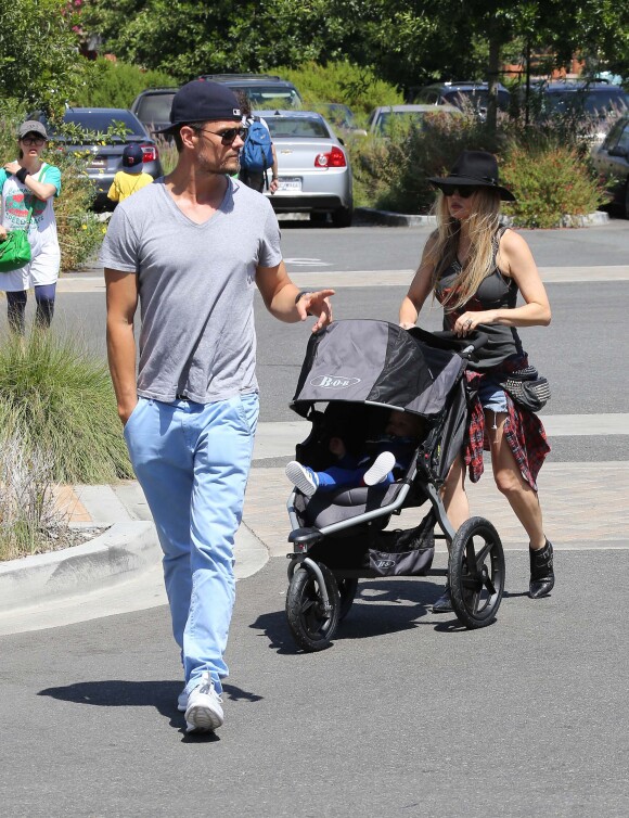 Fergie et Josh Duhamel emmènent leur fils Axl au zoo à Los Angeles, le 27 juin 2014.