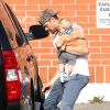 Josh Duhamel dans les rues de Los Angeles avec son fils Axl, le 6 juillet 2014.