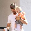 Josh Duhamel dans les rues de Los Angeles avec son fils Axl, le 6 juillet 2014.