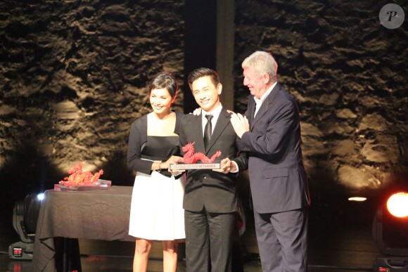 Régis Wargnier honore Vũ Đình Toàn au Festival du Film Vietnamien de Saint-Malo, le 6 juillet 2014.