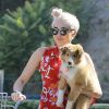 Exclusif - Miley Cyrus et sa soeur Noah vont faire des courses à Los Angeles, le 29 juin 2014. Miley porte son nouveau petit chien Emu dans ses bras. 