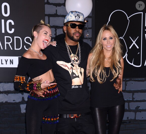 Miley Cyrus, Mike Will Made-It et Tish Cyrus 2013 lors des MTV Video Music Awards au Barclay's Center à New York. Le 25 août 2013.