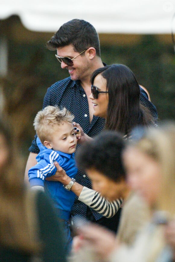 Robin Thicke et Paula Patton avec leur fils Julian à Los Angeles, le 25 octobre 2013.