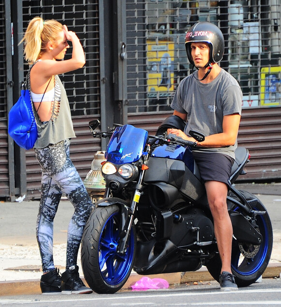 Le top Candice Swanepoel et son compagnon Hermann Nicoli arrivent à la salle de gym le 9 juillet 2014 à New York