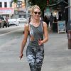 Candice Swanepoel dans les rues de New York, le 9 juillet 2014 sort de sa salle de sport.